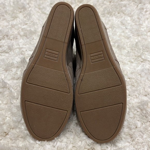 NWOT Toms Taupe Suede Lace Up Wedge, Excellent Condition, Never Worn. Size 9 - Picture 5 of 7